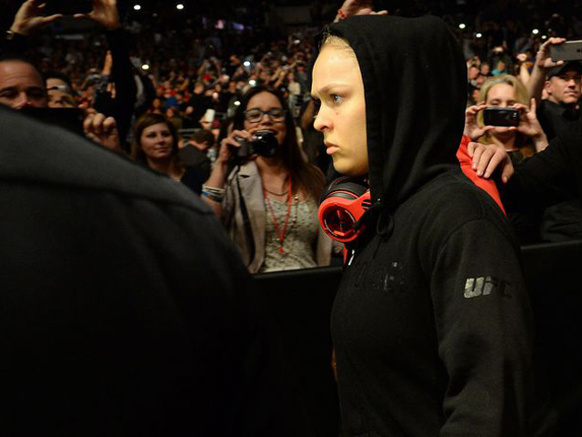 Thể thao - Nữ hoàng UFC bị khuyên đừng “tự tử” trước khi lên đài