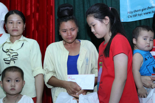 Sức khỏe đời sống - Xúc động hình ảnh trẻ ung thư nhận quà Tết Thiếu nhi