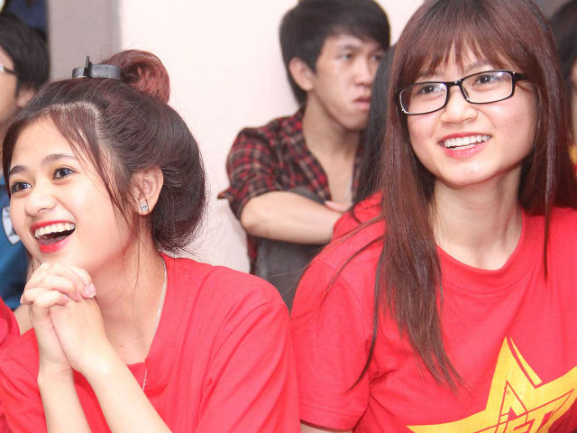 Video hot SEA Games 29 - Fan nữ xinh đẹp cười tít mắt mừng U23 VN thắng đậm