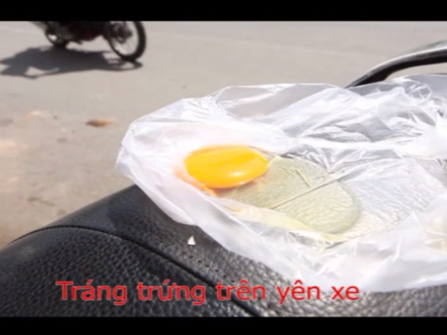 Tin tức Việt Nam - Clip: Tráng trứng trên yên xe máy dưới nắng 40 độ C