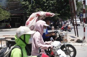 Tin tức trong ngày - Hà Nội: Mặc áo phao, đeo găng tay... cho mát