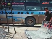 Video An ninh - Ném đá vào xe khách, bé 23 tháng tuổi suýt hỏng mắt