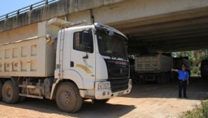 Tin tức trong ngày - Xe đặc chủng từ HN vào Thanh Hóa &quot;xử&quot; xe quá tải