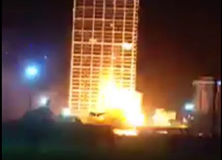 Tin tức Việt Nam - Chập điện nổ như “bom”, dân bỏ xe chạy thoát thân