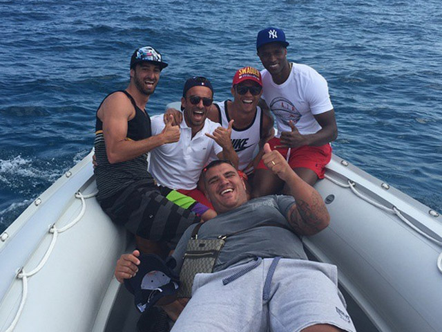 Ngôi sao bóng đá - Chán đàn bà, Ronaldo du hí cùng đàn ông