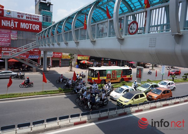 Tin tức Việt Nam - Bi hài chuyện trốn nắng khi chờ đèn đỏ ở Hà Nội