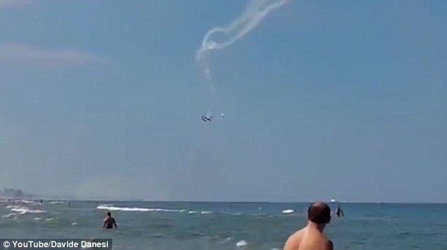 Tin tức trong ngày - Italia: Máy bay đâm nhau vỡ tan khi biểu diễn