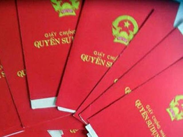 Pháp luật - Khởi tố đối tượng dùng 53 sổ đỏ lừa 30 tỷ