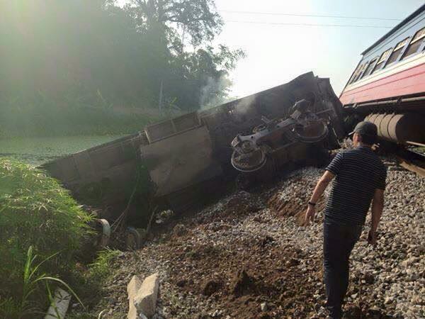 Tin tức trong ngày - Tàu hoả tông ô tô, tài xế tử vong