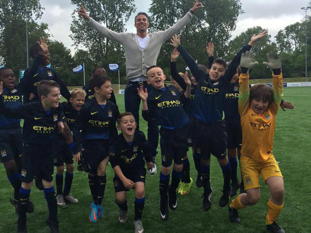 Bóng đá - Vì trẻ thơ, Van Persie ủng hộ Man City và Chelsea