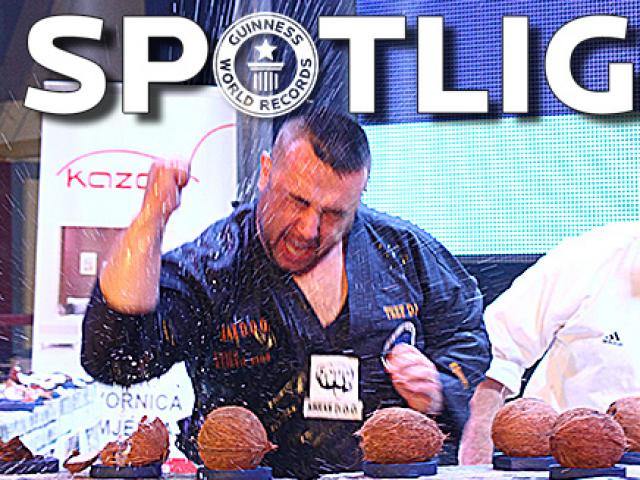 Thể thao - Võ sĩ taekwondo lập kỷ lục đập vỡ dừa bằng tay