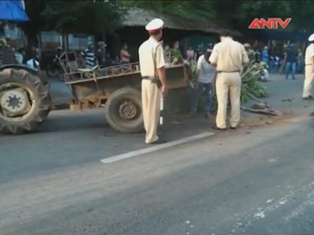 Video An ninh - Máy cày lật đè chết tài xế, quốc lộ 1A ùn tắc 4 km