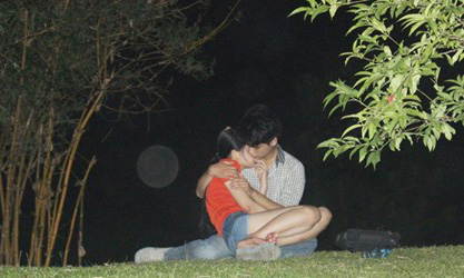 Bạn trẻ - Cuộc sống - Khi công viên thành nơi diễn cảnh nóng