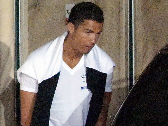 Bóng đá - Đi vệ sinh không đúng chỗ, CR7 bị cảnh sát "hỏi thăm"