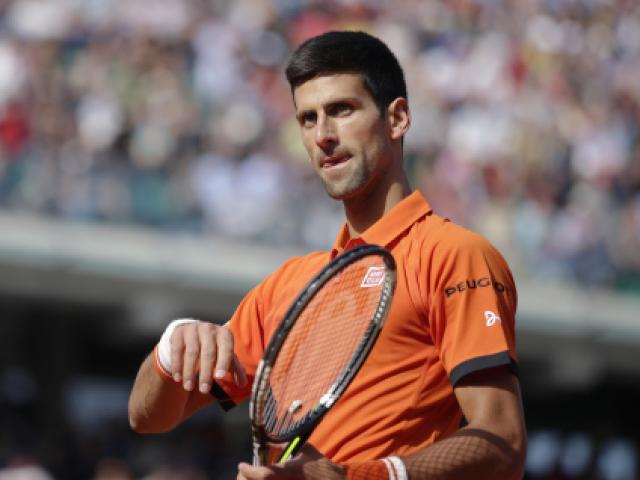 Thể thao - Hot shot: Nole sững người vì cú thuận tay hiếm &amp; hiểm