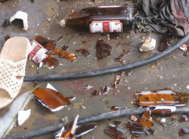 Pháp luật - Khách cầm vỏ chai bia vỡ đâm chết quản lý tiệm game