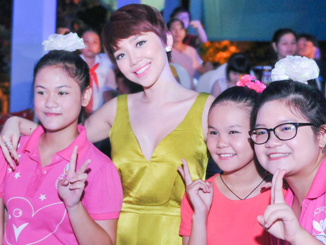 Ca nhạc - MTV - Tóc Tiên gợi cảm về thăm "trường cũ"