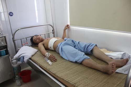 Pháp luật - Đi quá điểm xuống, khách đâm thủng bụng phụ xe buýt