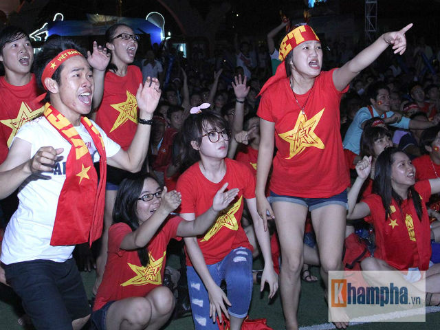 Bóng đá Việt Nam - Fan Việt tưng bừng mừng U23 Việt Nam thắng đậm