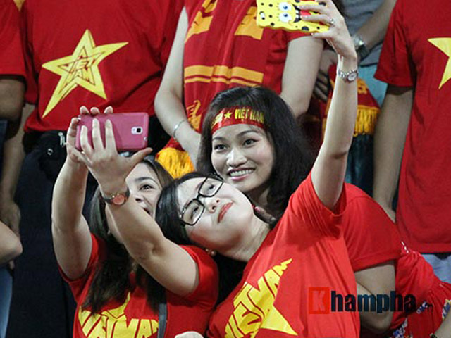 Video bóng đá hot - Fan nữ "xinh như hoa" hết mình vì Công Phượng