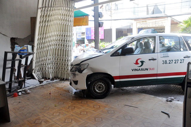 Tin tức trong ngày - Taxi đâm thủng 2 nhà dân trong buổi sát hạch tài xế