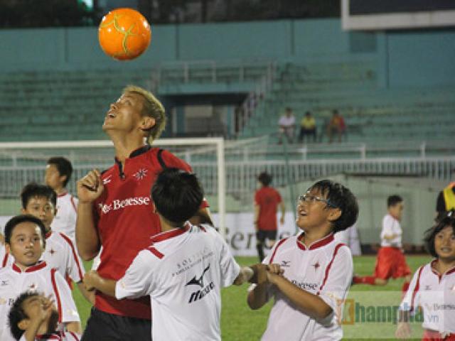 Bóng đá - Sao AC Milan thi triển tuyệt chiêu ở sân Thống Nhất