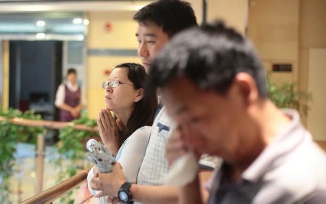 Tin tức trong ngày - Chìm tàu Trung Quốc: Bấu víu hy vọng mong manh