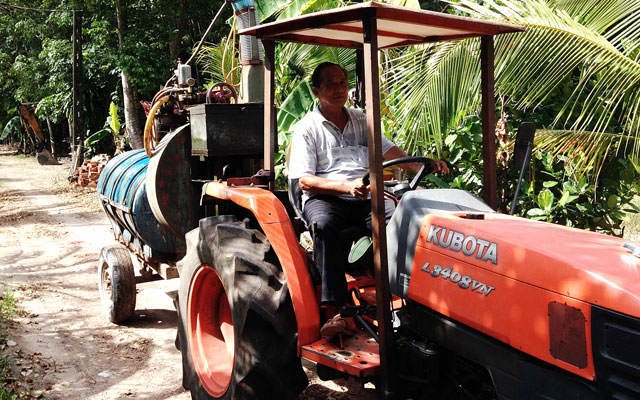 Thị trường - Tiêu dùng - “Nghệ sĩ” chế tạo máy giúp nhà nông vơi nhọc nhằn