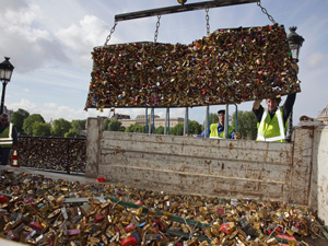 Bạn trẻ - Cuộc sống - Dân Pháp tiếc nuối khi 45 tấn khóa tình yêu bị phá bỏ