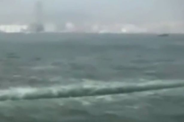 Phi thường - kỳ quặc - Video: Biển "tách làm đôi" tại Hong Kong