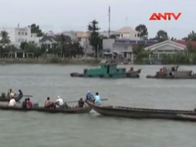 Video An ninh - Sà lan đâm tàu chở đá, 3 mẹ con bị nước cuốn mất tích