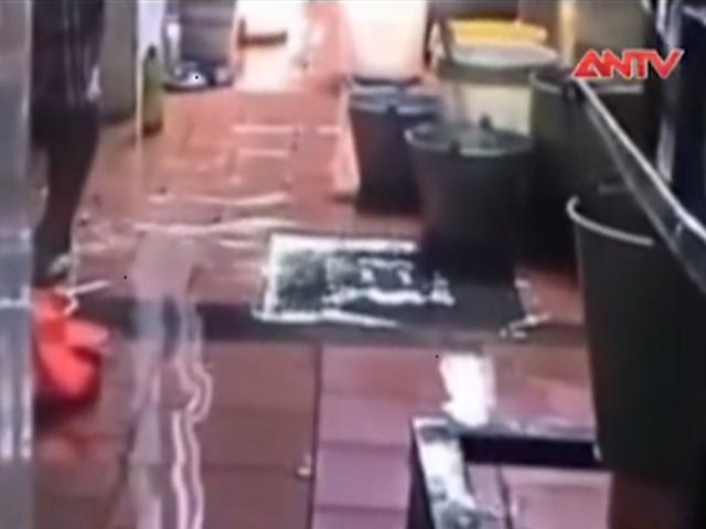 Thị trường - Tiêu dùng - Rùng mình công nghệ làm kem trên miệng cống nước thải