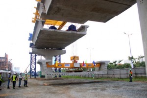 Tin tức trong ngày - TPHCM: Lắp nhịp dầm cầu đầu tiên cho tuyến Metro số 1