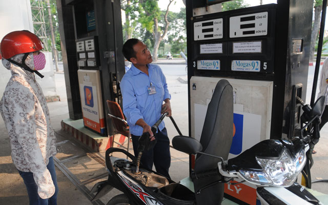 Thị trường - Tiêu dùng - Giá xăng “thất hứa”  khi không chịu giảm