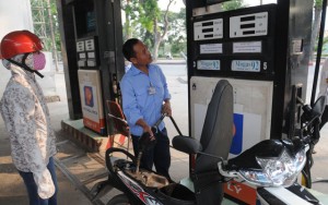 Thị trường - Tiêu dùng - Giá xăng “thất hứa”  khi không chịu giảm