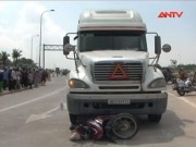 Video An ninh - Mẹ chết, con khóc thét dưới gầm container