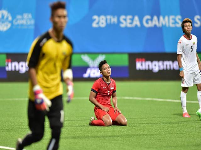 Bóng đá - Báo Singapore chê bóng SEA Games "như bóng nhựa"