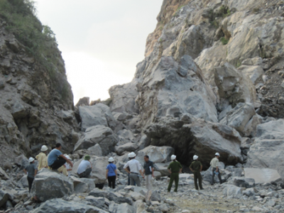 Tin tức trong ngày - Khoan đá để đánh mìn, 1 công nhân tử vong