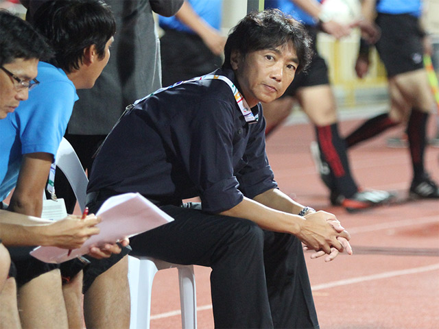 Bóng đá Việt Nam - Bị đối thủ khiêu khích, HLV Miura "ngó lơ"