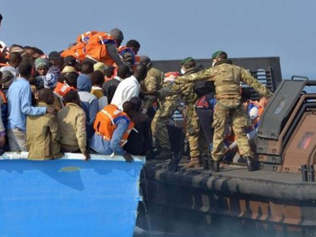 Tin tức trong ngày - Tàu chiến Anh quá tải vì bị người di cư “đổ bộ”