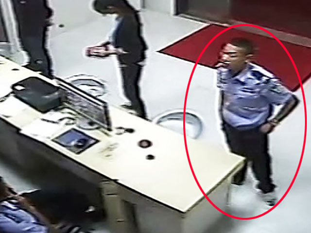 Tin tức trong ngày - Video: Cảnh sát “dỏm” táo tợn xông vào đồn cứu bạn