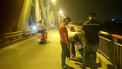 Tin tức trong ngày - HN: Cầm dao đâm vào bụng rồi nhảy xuống sông Hồng tự tử