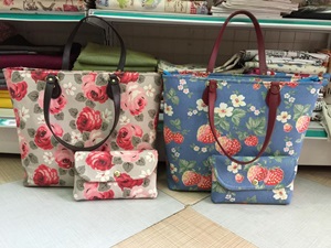 Bí quyết mặc đẹp - Chị em nô nức chọn vải may túi xinh diện hè