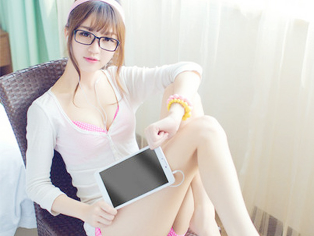 Những cô nàng gợi cảm thích "tự sướng" bên smartphone