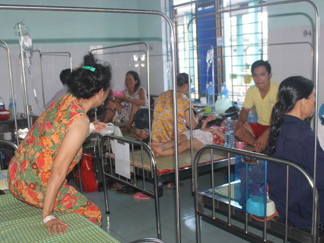 Tin tức trong ngày - Hàng chục người nhập viện do ngộ độc bánh mì