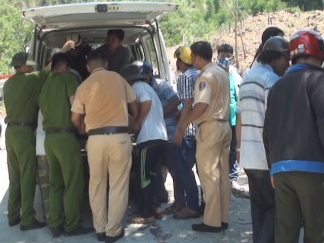 Tin tức trong ngày - Xe cẩu lật xuống đèo, 4 người bị thương nặng