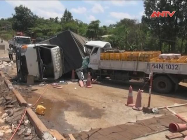 Video An ninh - 3 xe tải tông nhau giữa cầu, xe móp đầu, xe lật nghiêng