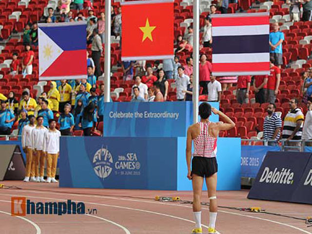 Thể thao - Xúc động: VĐV Việt Nam chào cờ khi đang thi đấu