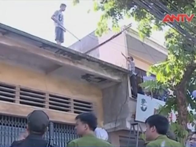 Video An ninh - Clip: Thanh niên "ngáo đá" phi thân từ mái nhà xuống đất