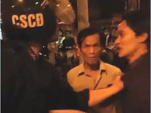 Tin tức trong ngày - Tường trình của CSCĐ trong clip túm cổ áo người dân